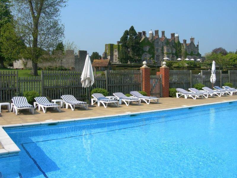 Eastwell Manor, Champneys Hotel & Spa Ашфорд Екстериор снимка